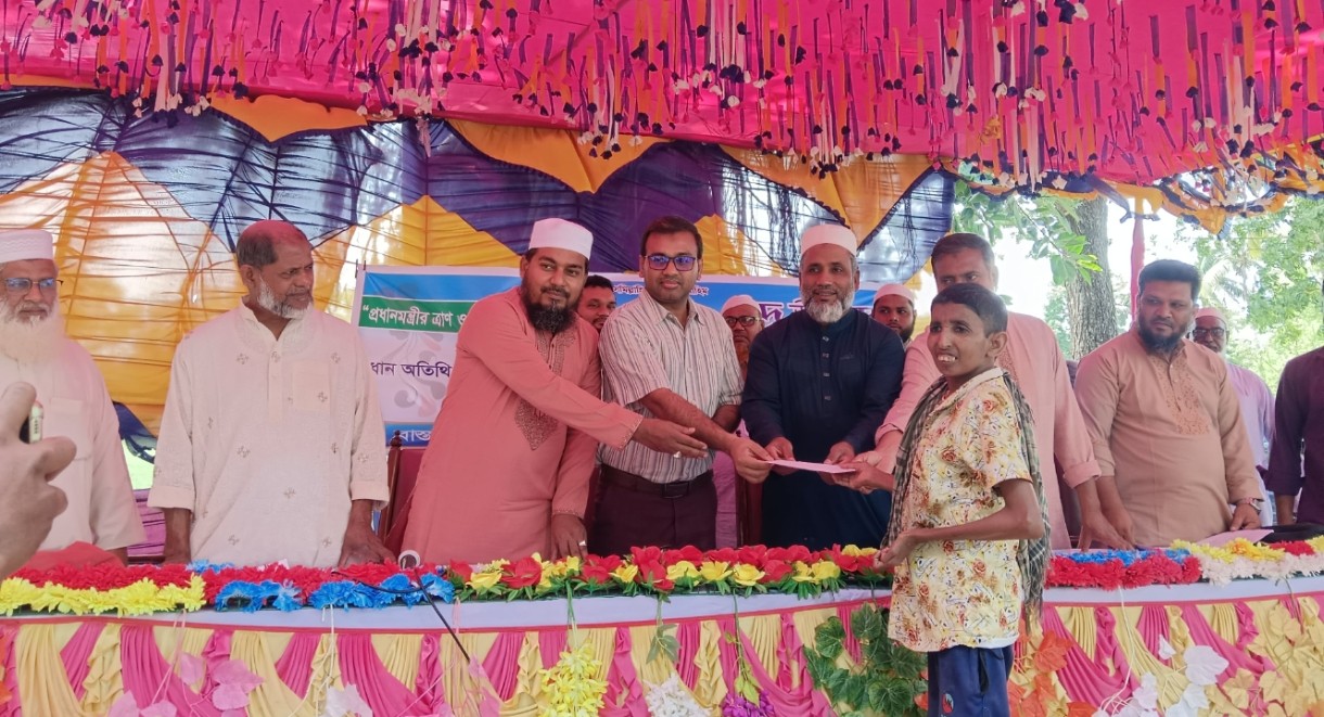 গোমস্তাপুরে প্রধানমন্ত্রীর ঈদ উপহার বিতরণ